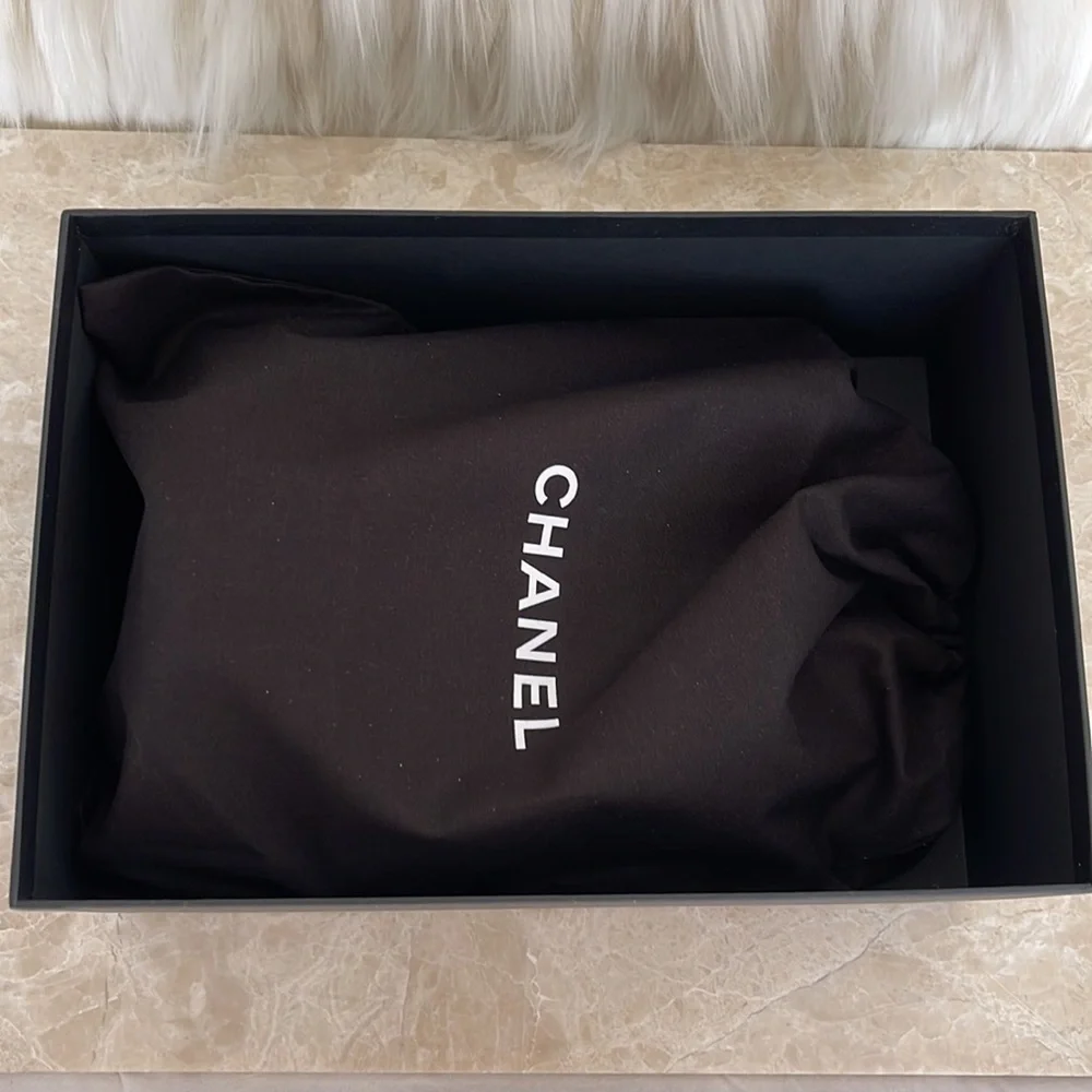 CHANEL Luxurious Lamb leather bag authentic 100%